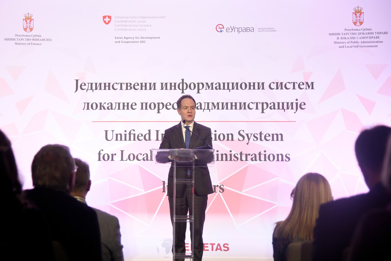 Nj.E. Filip Ge, Ambasador Švajcarske, govori na događaju gde je predstavljen novi IT sistem za lokalne poreske administracije Ambasada Švajcarske